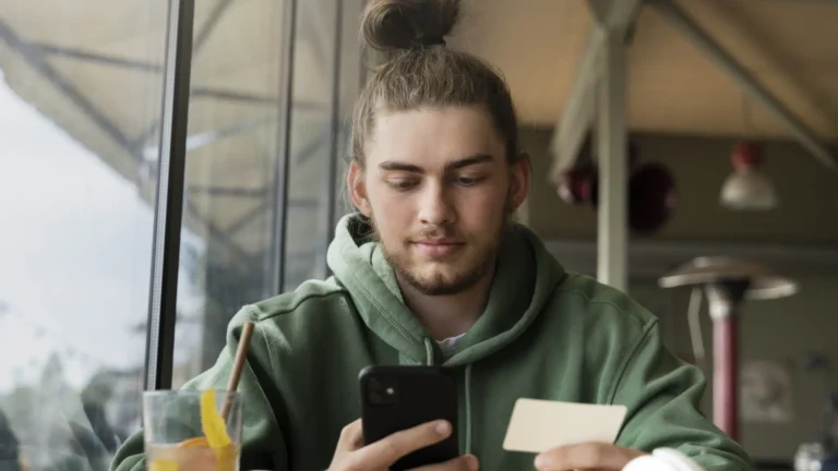 Se Puede Usar Mercado Pago Si Sos Menor De Edad En Argentina 8 adolescente usando telefono con tarjeta digital