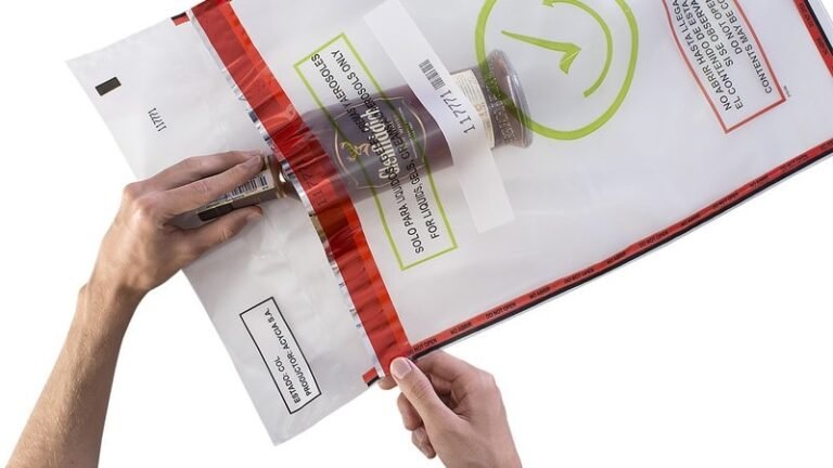 aduana internacional con maletas y sellos