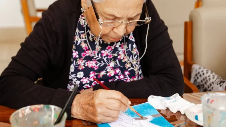 adultos mayores compartiendo actividades en retiro