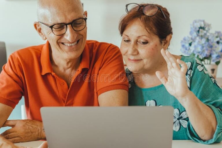 Cómo Pueden los Mayores Conectados Acceder a Cursos Gratuitos Online 26 adultos mayores usando computadora sonrientes