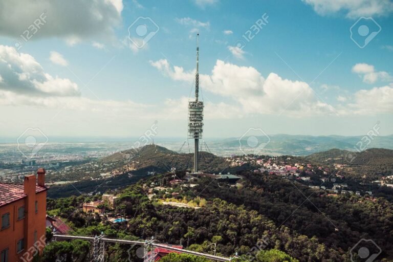 antena de radio fm en paisaje urbano