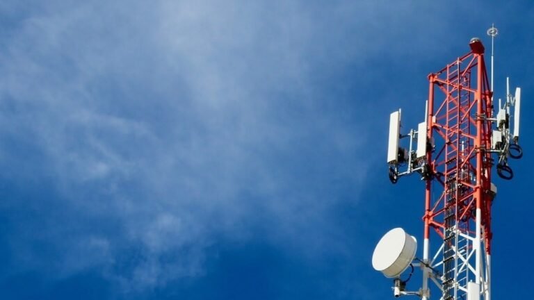 antena de telecomunicaciones claro en ciudad