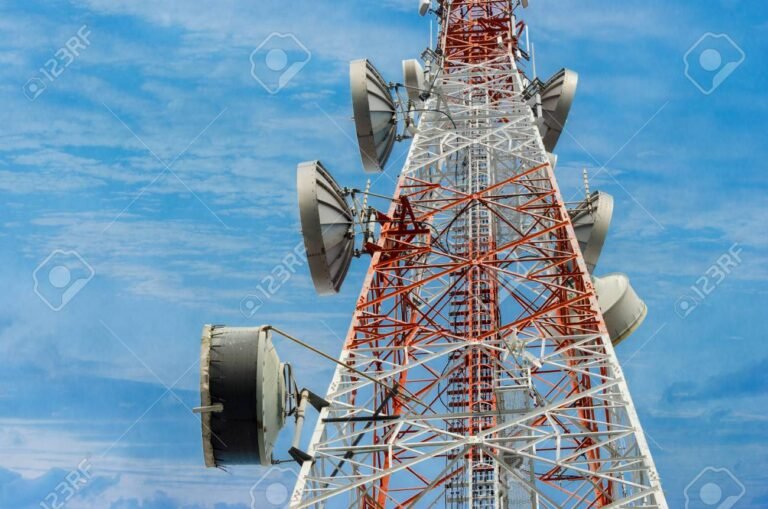 Por qué Telecentro tiene baja de servicio y cómo solucionarlo 16 antena de telecomunicaciones con cielo despejado