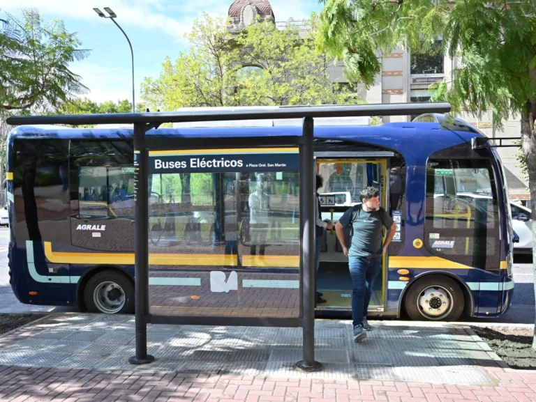 autobus urbano en ciudad argentina moderna