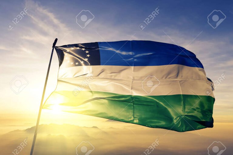 Qué Contiene La Constitución Provincial De Río Negro Y Cómo Se Aplica 24 bandera de rio negro ondeando al viento