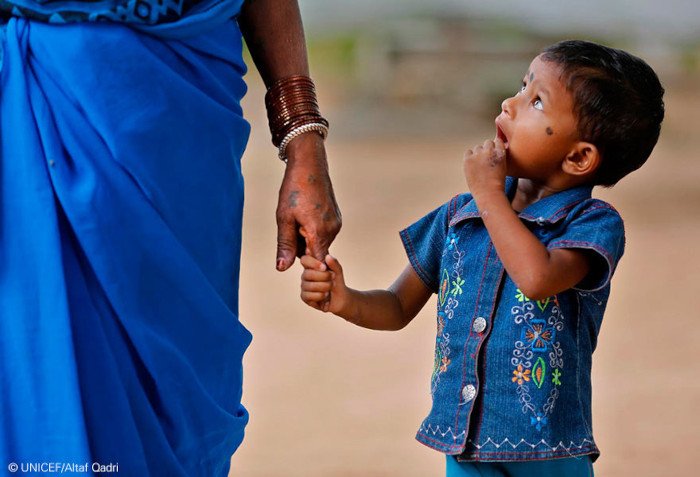 Cuánto Paga Anses Por El Prenatal Y Cuáles Son Los Requisitos 24 bebe con mano de adulto y documentos oficiales