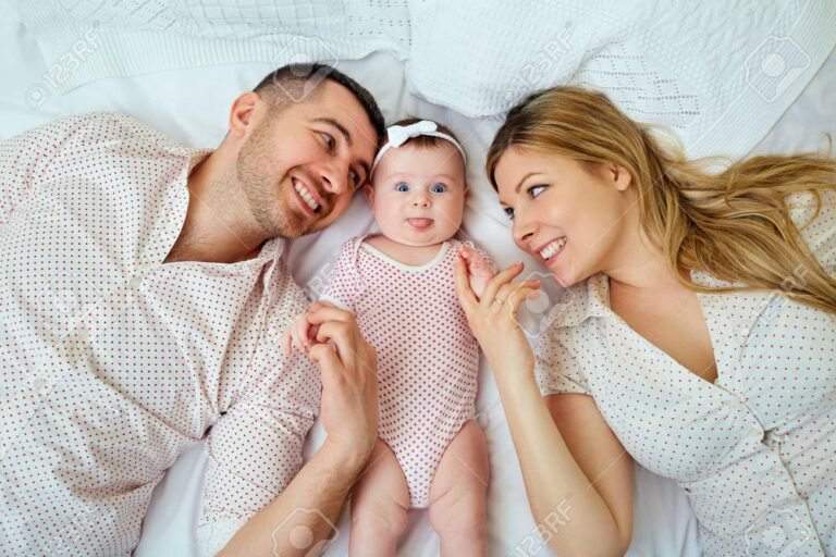 Qué es el pago único por nacimiento y quiénes pueden cobrarlo 18 bebe feliz con padres sonrientes