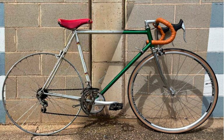 bicicleta de carrera vintage en taller antiguo