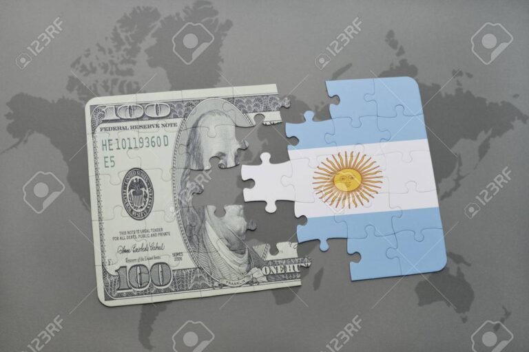 Cuántas transferencias en dólares se pueden realizar desde Argentina 2 billetes de dolares y mapa de argentina