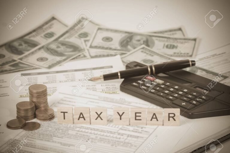 Cuánto Cuesta el Monotributo Categoría A y Cómo Calcularlo 14 calculadora con billetes y documentos fiscales