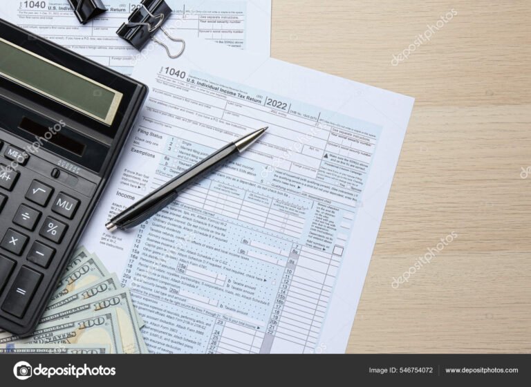Cómo Saber Qué Categoría de Monotributo Corresponde Según Ingresos 8 calculadora y papeles financieros sobre mesa madera