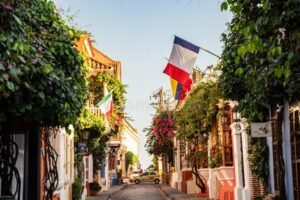 calles coloridas y arquitectura historica en flores