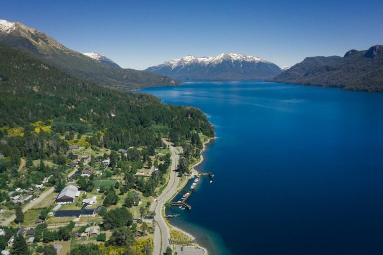 camino montanoso entre bariloche y villa traful