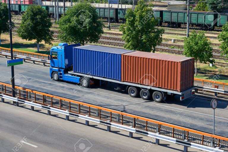 Cómo contratar servicios de Via Cargo en Santa Clara del Mar 1 camion de carga en puerto maritimo