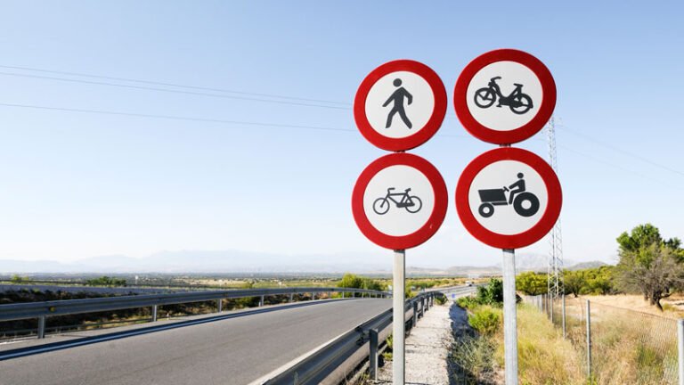 carretera con senales de trafico claras