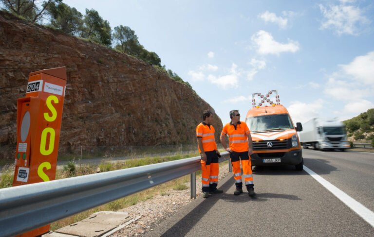 carretera de autopista con senal de emergencia