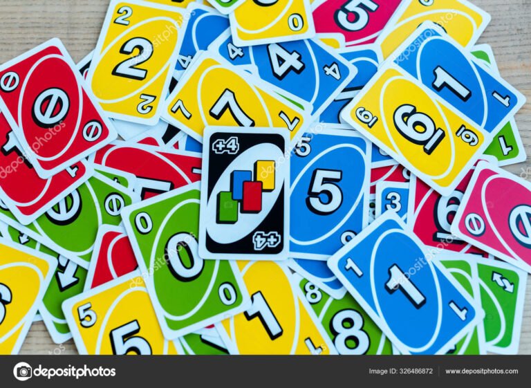 Cuál Es El Significado De Las Cartas Del Juego Uno 2 cartas de juego uno coloridas esparcidas
