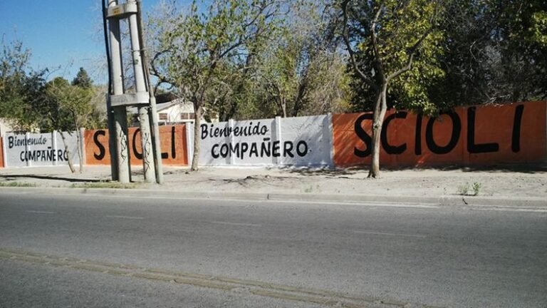 Qué significa "Te quiero Florencio Varela" y dónde se originó 19 cartel colorido bienvenida a florencio varela