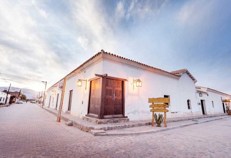 casa antigua con arcos en salta argentina