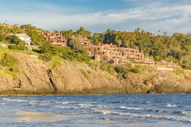 casa grande elegante en paisaje costero uruguay