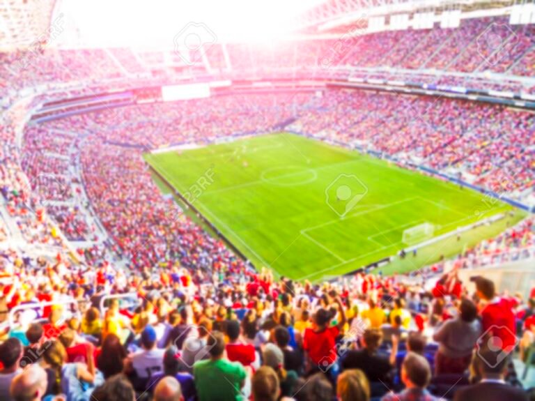 Cómo salió el partido entre España y Marruecos en el Mundial 1 celebracion de equipo de futbol en estadio lleno