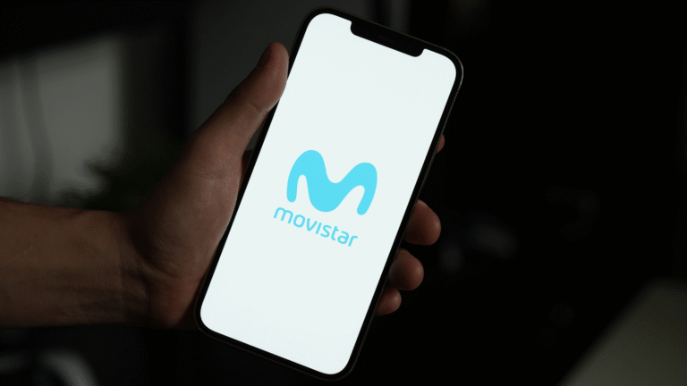 celular mostrando pantalla con numero movistar
