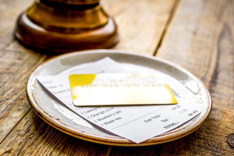 Se Puede Cobrar Un Cheque Vencido Y Cuáles Son Las Condiciones 5 cheque bancario sobre fondo de madera