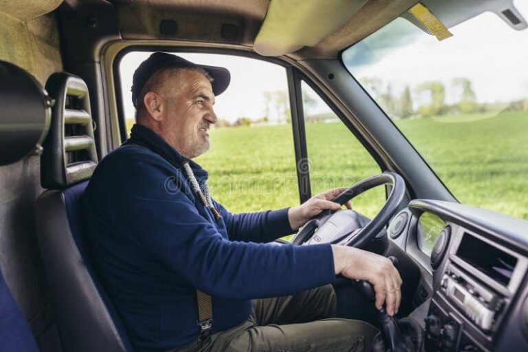chofer profesional conduciendo camion moderno