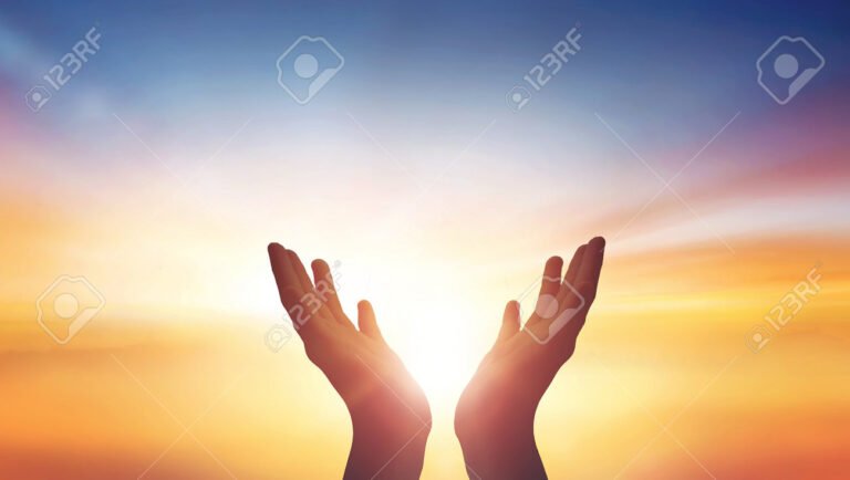 cielo brillante con manos levantadas orando