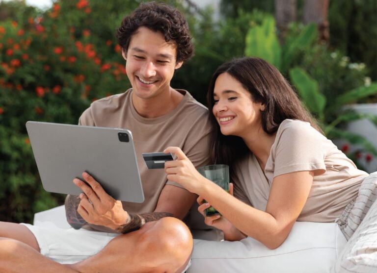 cliente feliz comprando en tienda online segura