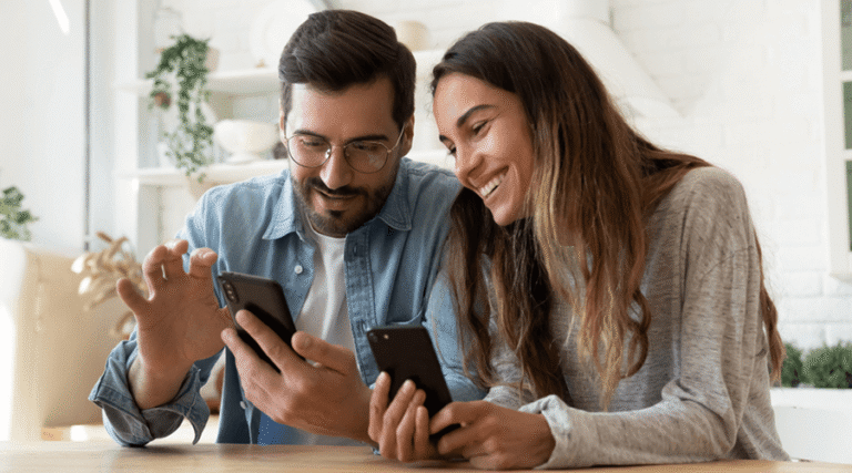 clientes satisfechos interactuando con seguro tranquilo