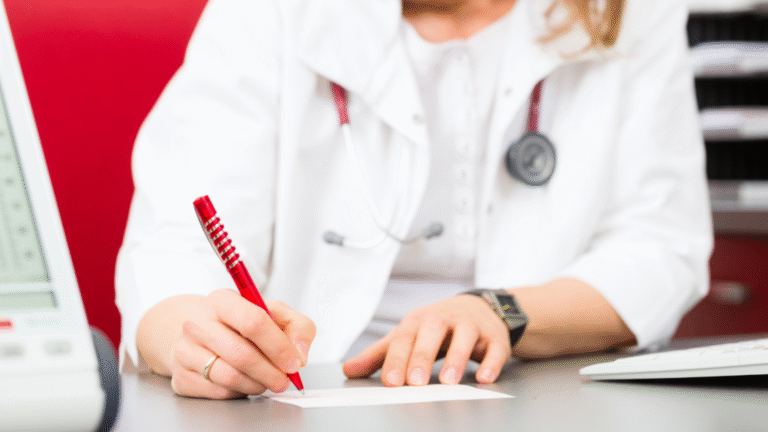 doctor entregando certificado medico oficial