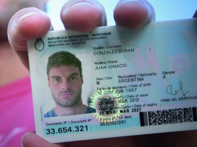 documento nacional de identidad argentino close up
