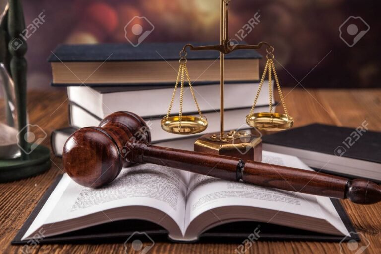 documentos legales y balanza de justicia