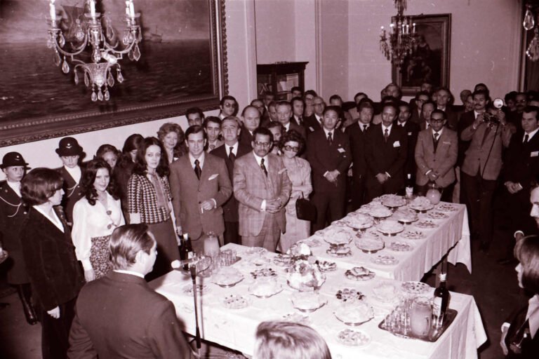 documentos oficiales argentinos sobre mesa ordenados