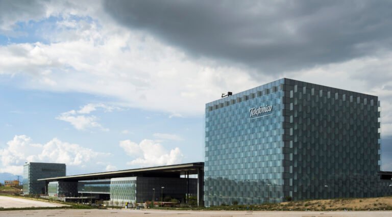 Qué es Telefónica Móviles Argentina Sociedad Anónima y cómo funciona 25 edificio corporativo telefonica con antenas moviles