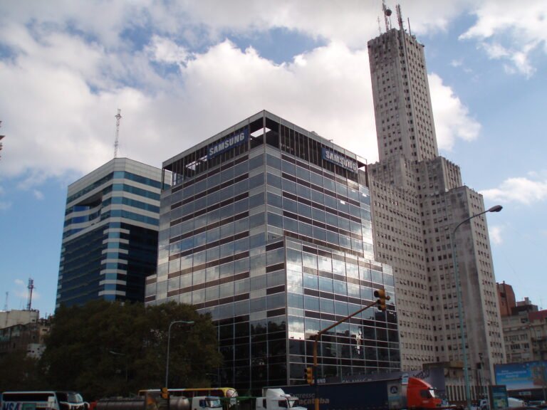 edificio de oficinas moderno en argentina