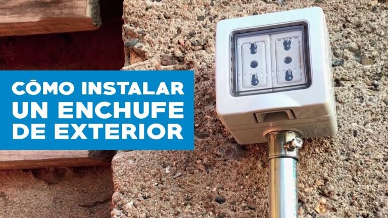 electricista instalando toma de corriente exterior