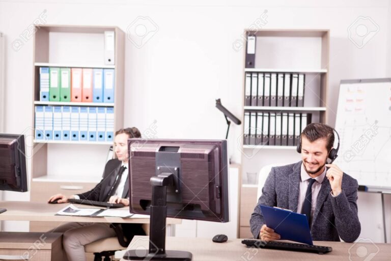 empleado de atencion al cliente sonriente en oficina