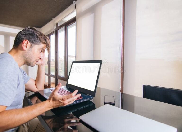 Qué consecuencias tiene faltar sin aviso al trabajo en Argentina