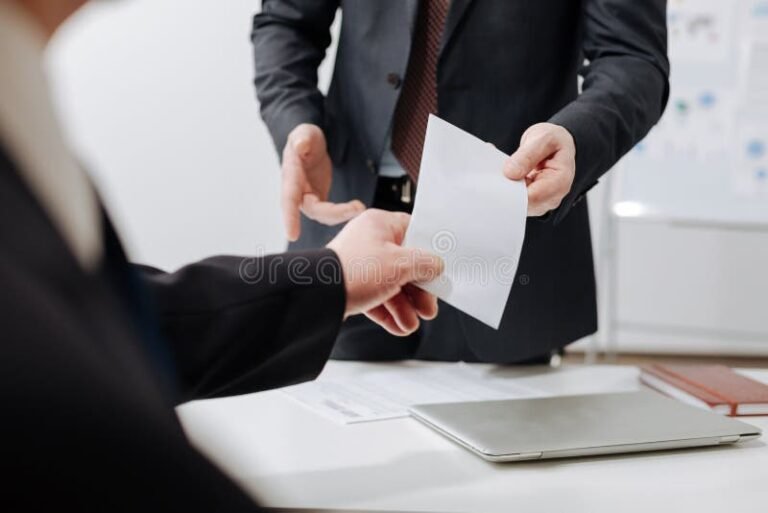 empleado recibiendo notificacion de despido formal