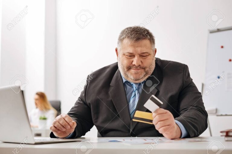 empleado recibiendo pago en oficina alegre