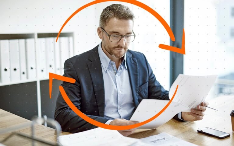 Pueden Cambiarte De Sucursal En Tu Trabajo Sin Tu Consentimiento 1 empleado serio en oficina cambiando escritorio