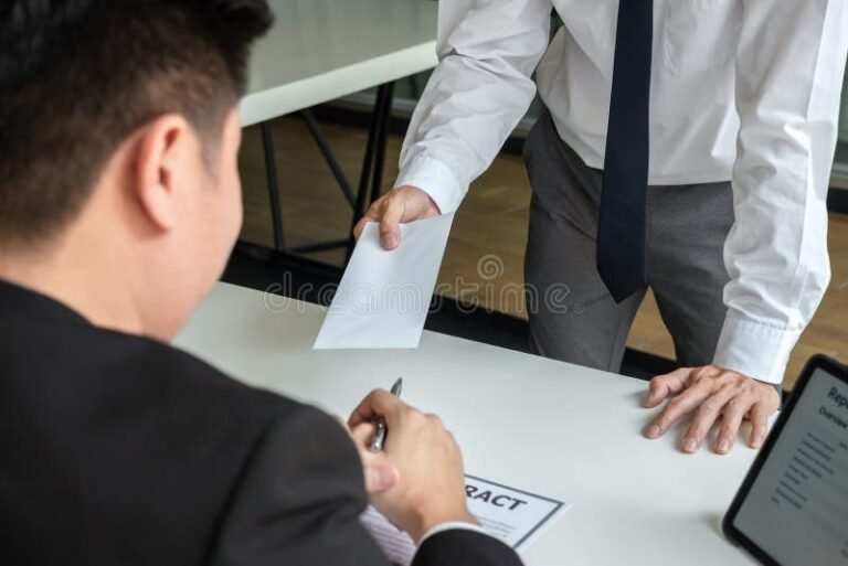 Qué es un despido con causa según el Código de la AFIP 28 empleado serio entregando carta de despido