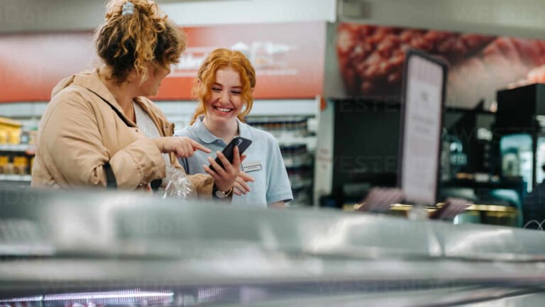 Qué Es Atención Al Cliente Y Por Qué Es Clave Para Tu Negocio 5 empleado sonriente atendiendo a cliente satisfecho