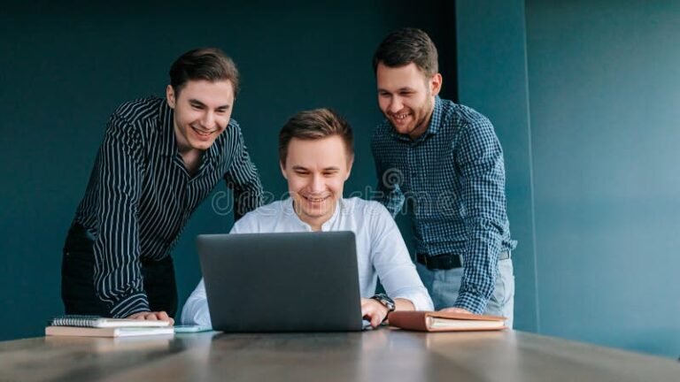 Qué beneficios ofrece la Ley de Apoyo al Capital Emprendedor 1 emprendedores colaborando en una reunion creativa