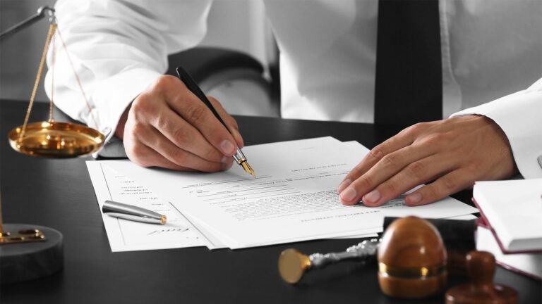 Cuánto cobra un escribano para hacer un poder en Argentina 4 escribano argentino firmando documentos legales