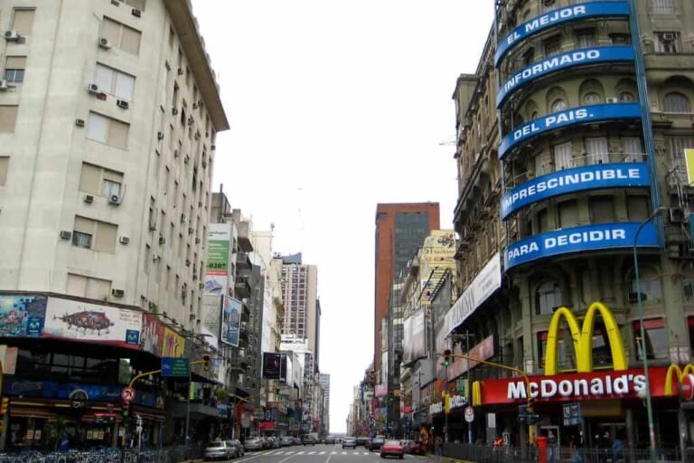 Dónde queda la intersección de Av Corrientes y Callao en Buenos Aires