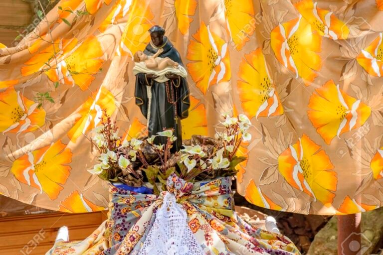 Qué Significa El Día De San Benito Y Cómo Se Celebra 26 estatua tradicional de san benito con paisaje religioso