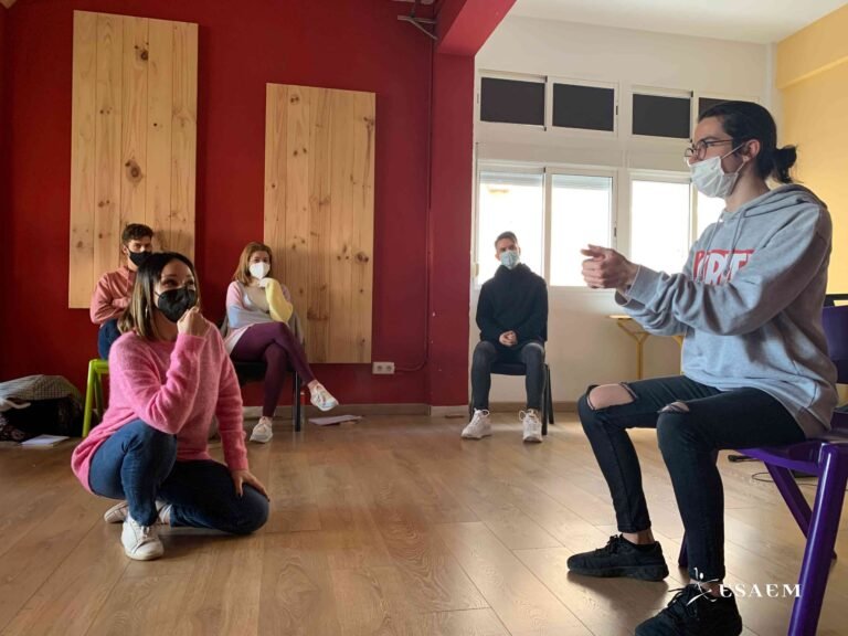 estudiantes actuando en estudio de doblaje